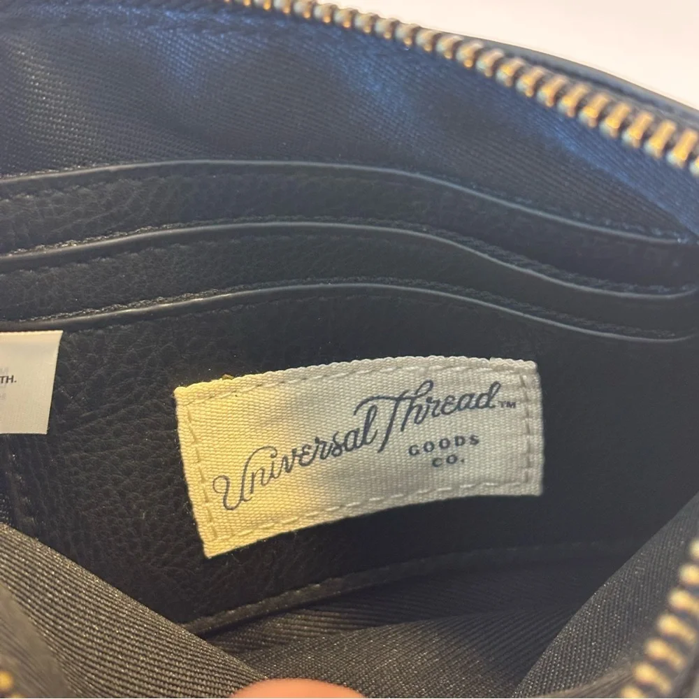 EUC Universal Thread Women's Elegant Black  Faux Leather Wristlet Zip Closure